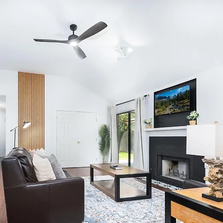 Villa Cozy, Round Rock Retreat, Modern, Sleeps 10